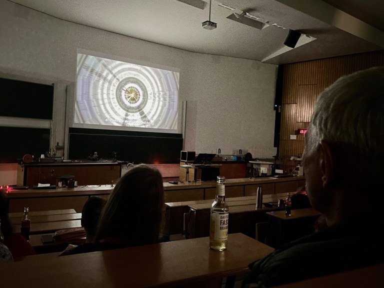 Kinoabend mit dem Film Particle Fever im Wolfgang Paul Hörsaal