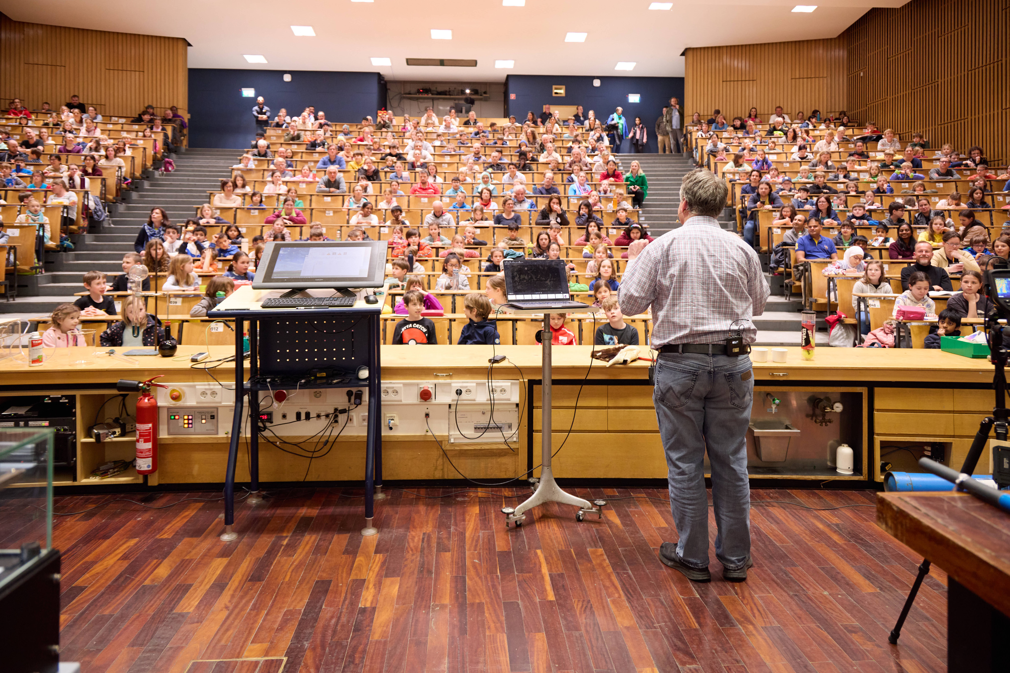 Volles Haus für die Vorlesung von Prof. Desch!