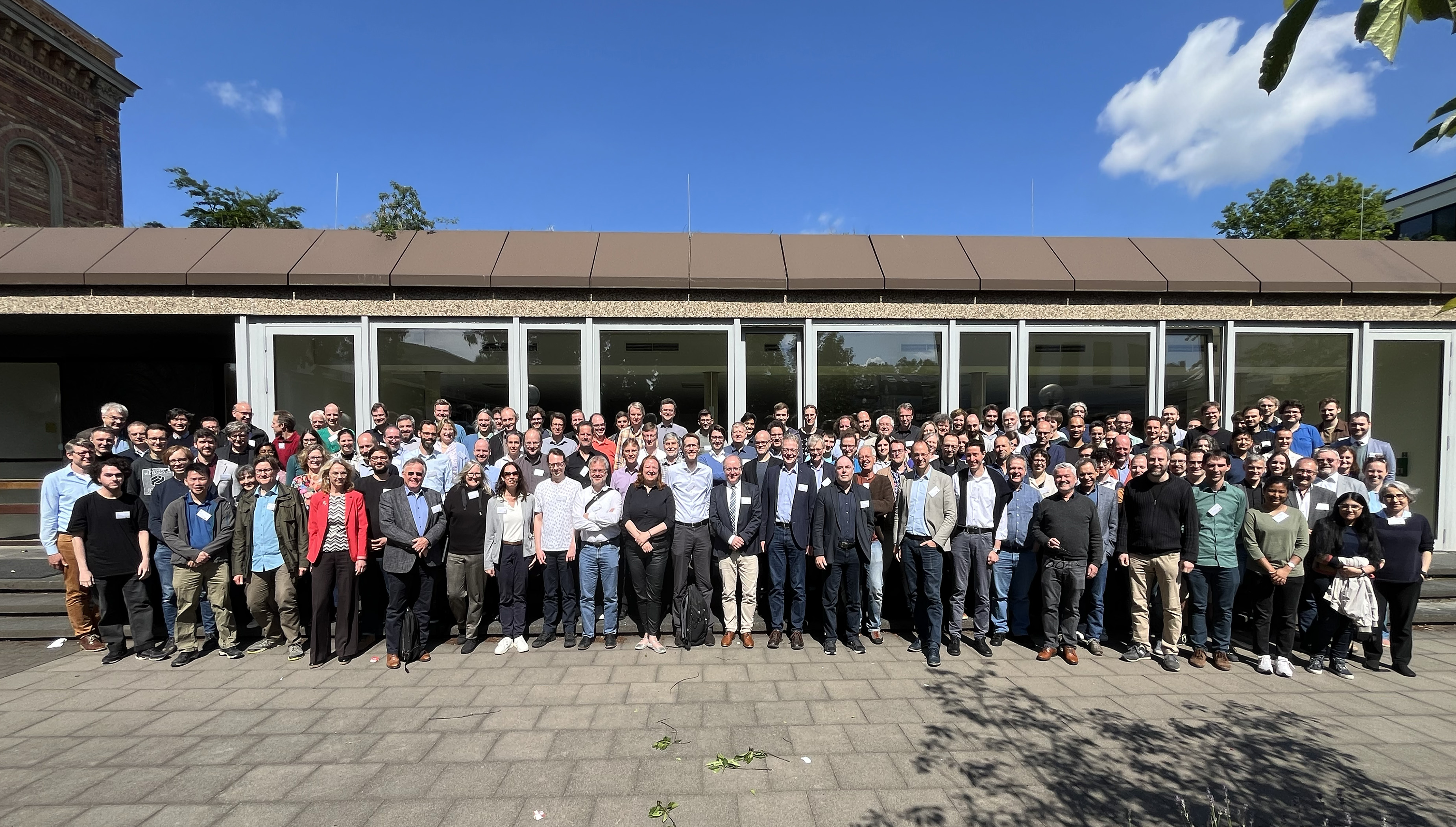 The participants in front of the Wolfgang-Paul-Hörsaal building