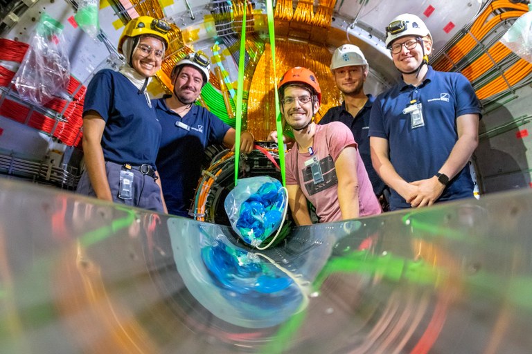 The pixel detector with the members of the University of Bonn who were involved in the installation