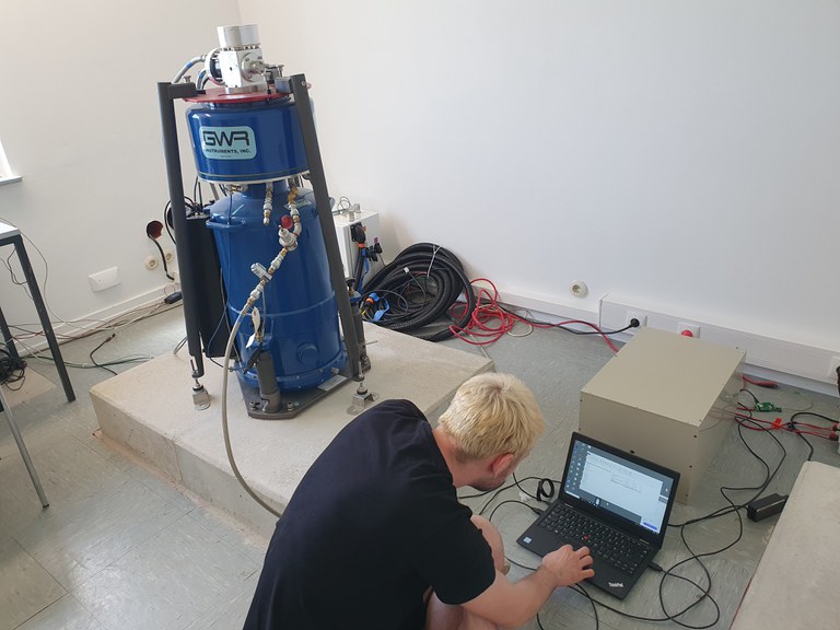 PhD student Jannik Zenner installing a highly precise gyroscope right next to a superconducting gravimeter at the geodetic observatory in Todenfeld.