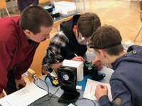 Pupils with Sebastian Laudage building detectors during the MINT-EC camp